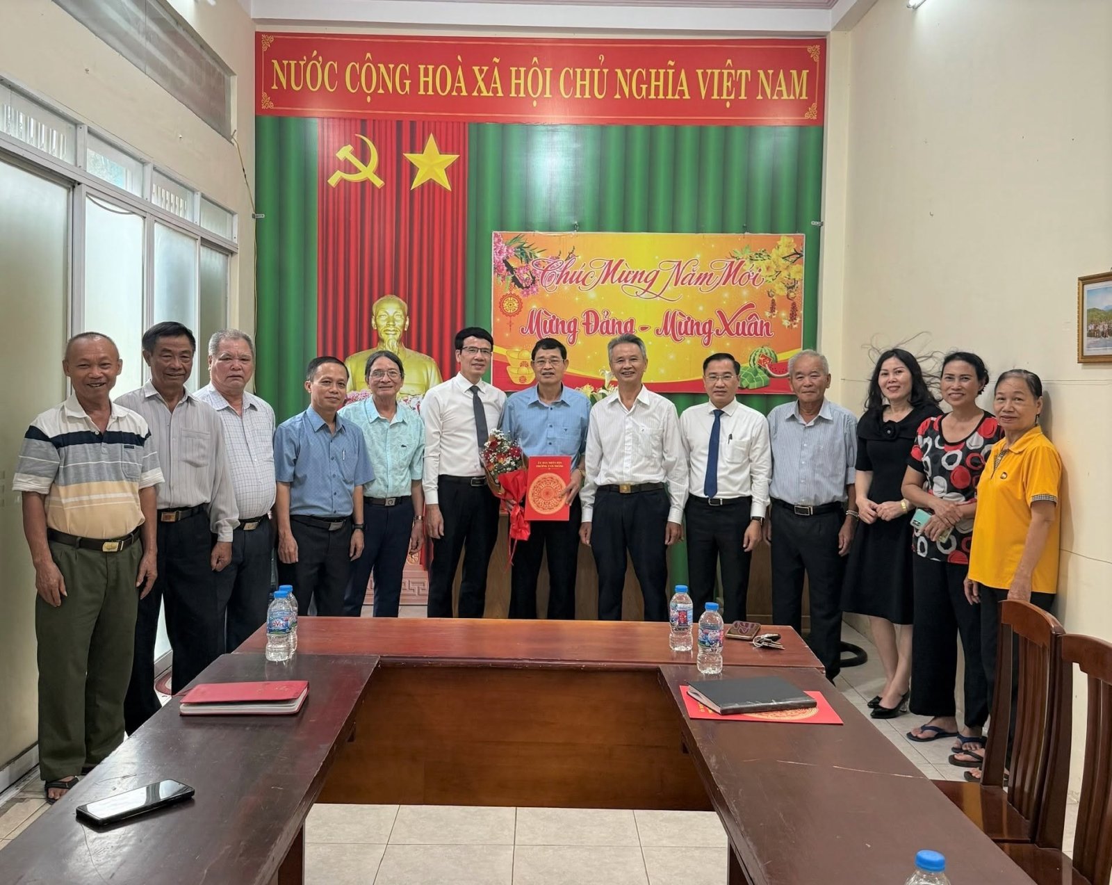 Chủ Tịch UBND phường Tam Thắng trao quyết định cử trưởng khu phố lâm thời khu phố 15