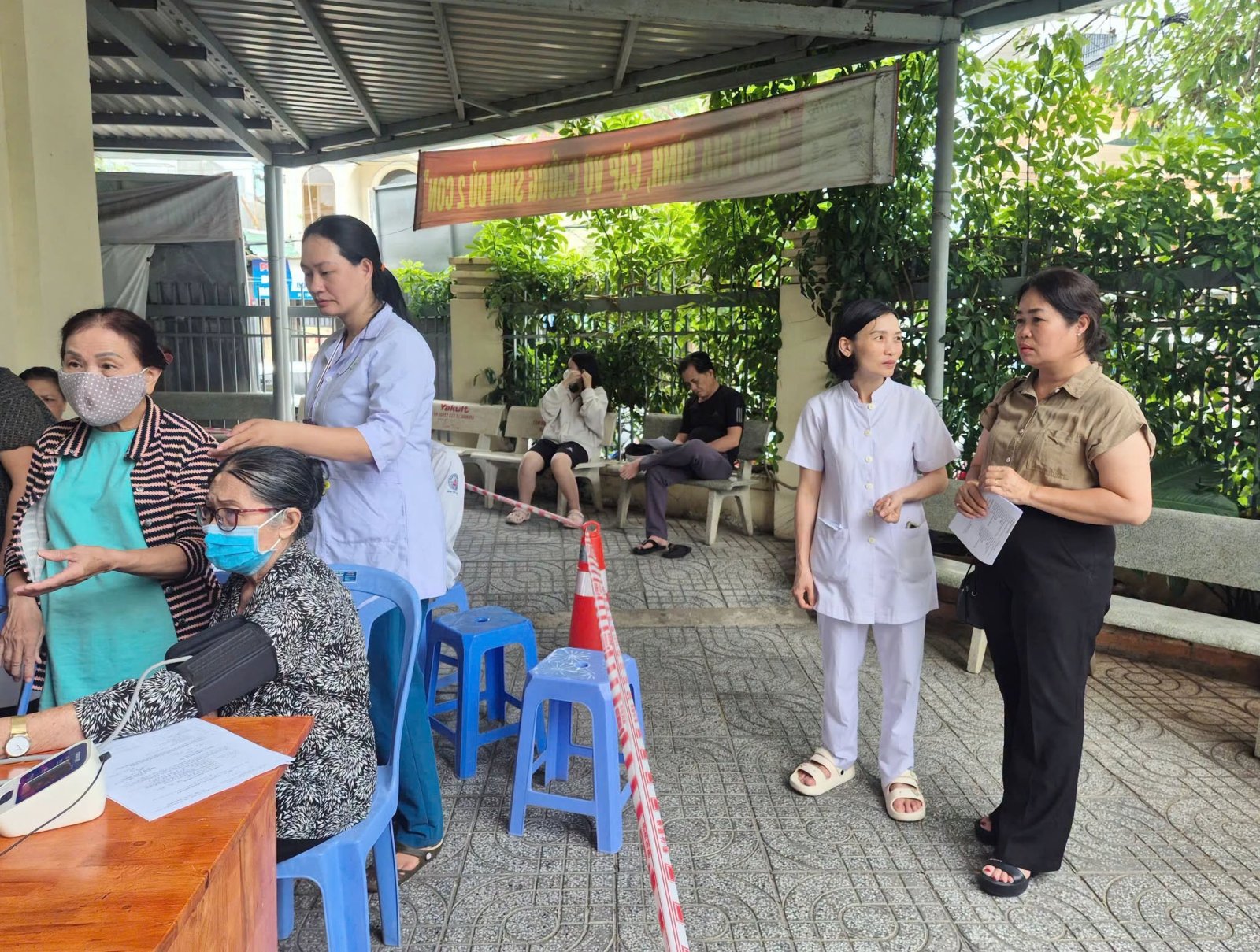 Gần 300 người dân được khám sức khỏe định kỳ và sàng lọc bệnh lao