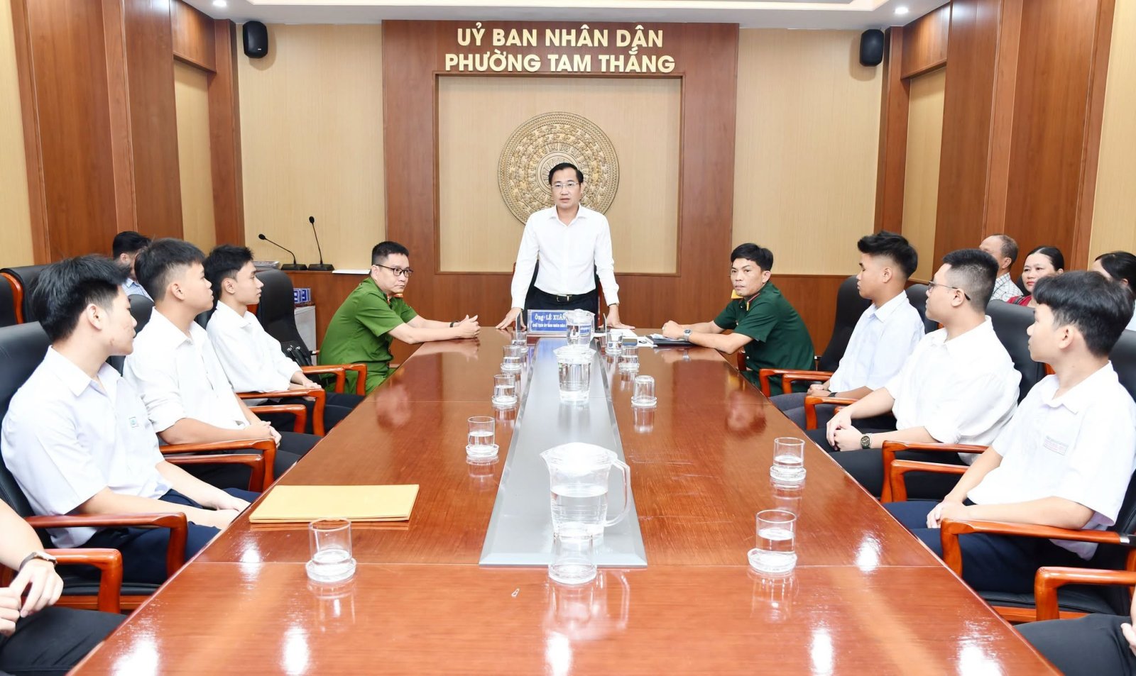 UBND phường Tam Thắng tuyên dương các thí sinh trúng tuyển vào các học viện, trường quân đội và công an