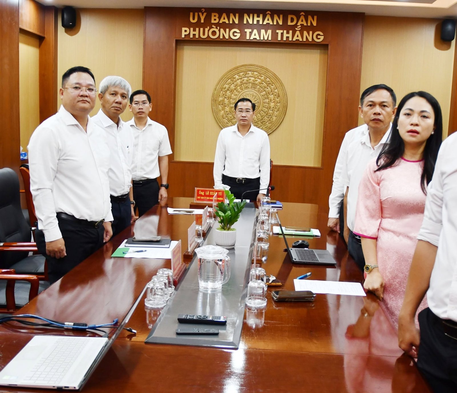 Trao quyết định thành lập chi bộ Trung tâm Cung ứng dịch vụ công phường Tam Thắng