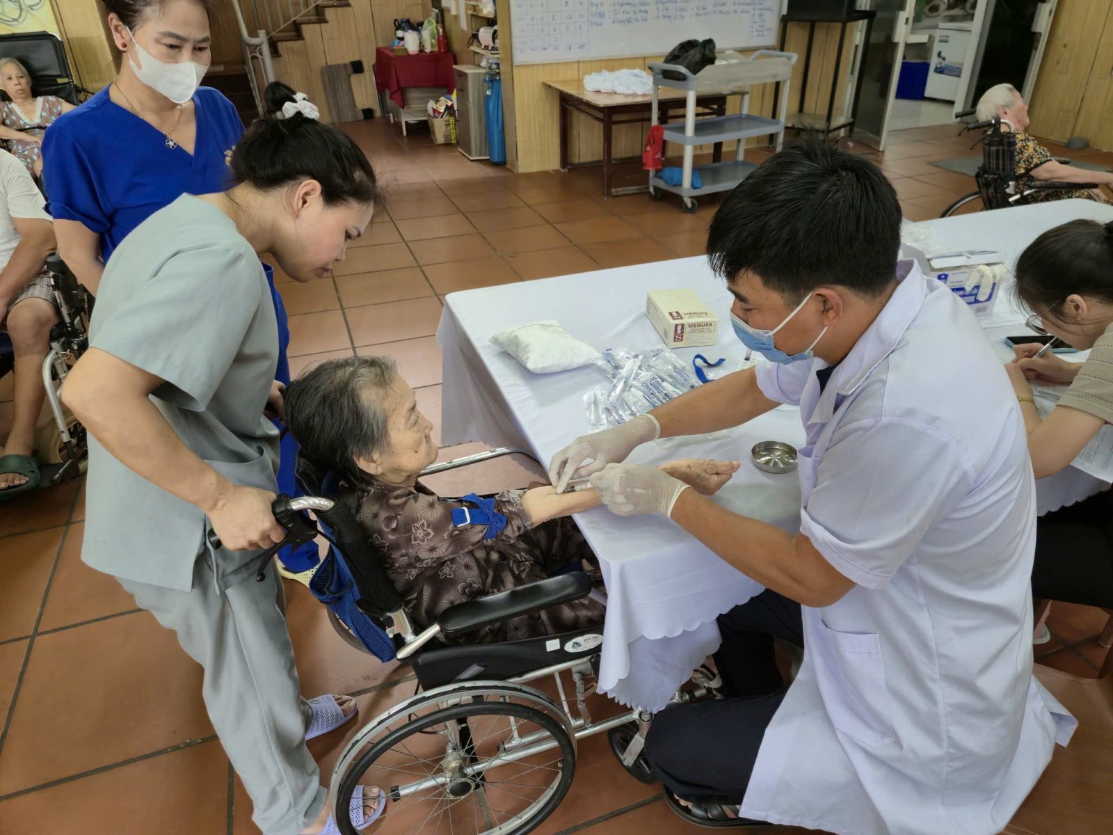 Khám sức khỏe định kỳ cho hơn 70 người cao tuổi