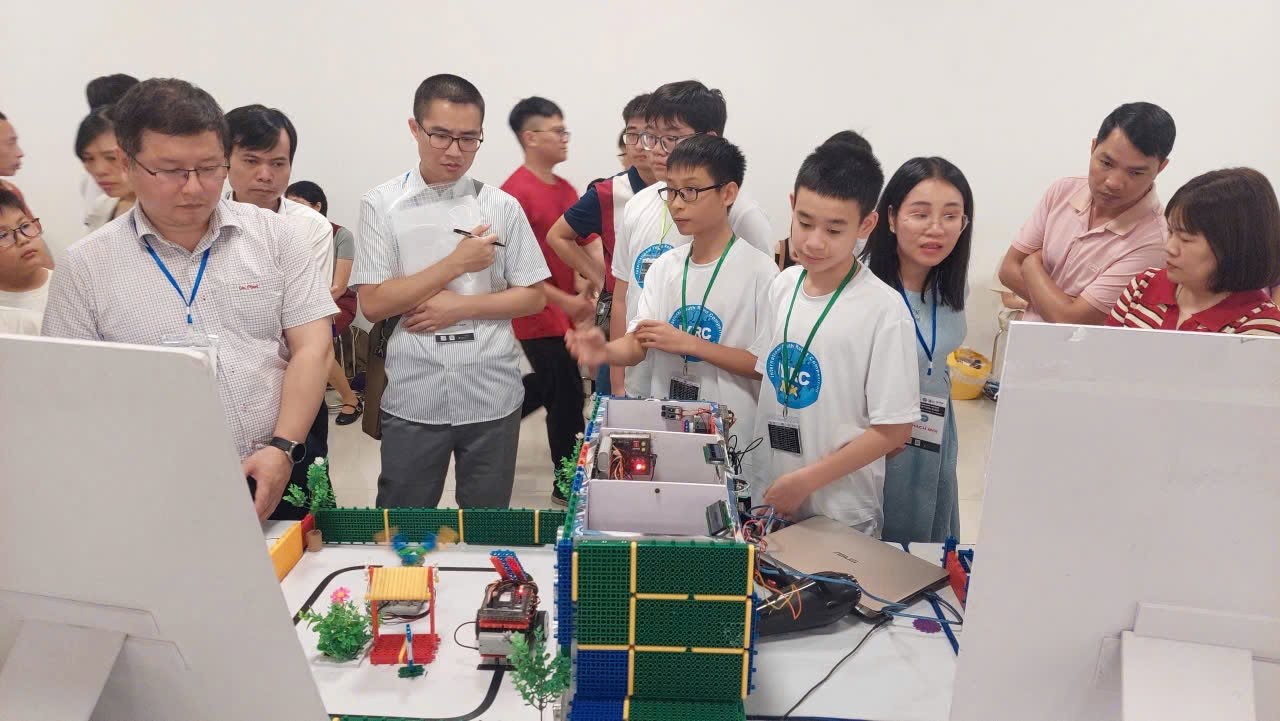 Nhóm học sinh trường THCS Trần Phú giành giải nhất sáng tạo tại cuộc thi vô địch quốc gia STEM, AI và ROBOTICS