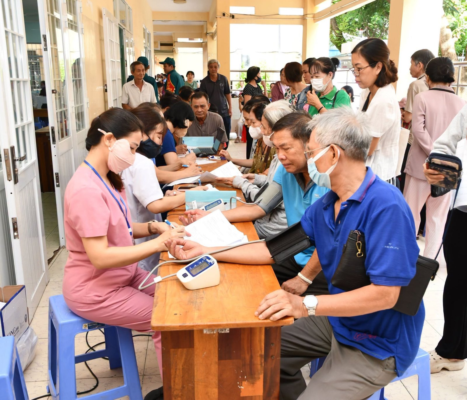 Đông đảo người dân đến khám sức khỏe định kỳ